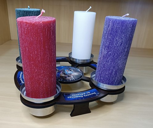 Coroa do Advento Grande de Mesa - MDF - Presépio Resinado - Vela 7 x 20 -