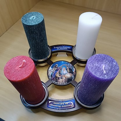 Coroa do Advento Grande de Mesa - MDF - Presépio Resinado - Vela 7 x 20 -