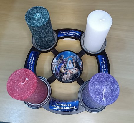 Coroa do Advento Grande de Mesa - MDF - Presépio Resinado - Vela 7 x 20 -