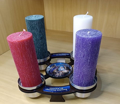 Coroa do Advento Grande de Mesa - MDF - Presépio Resinado - Vela 7 x 20 -