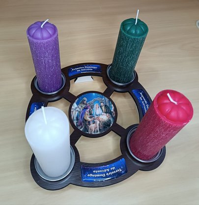 Coroa do Advento Média de Mesa - MDF - Presépio Resinado - Vela 5 x 18 -