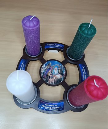 Coroa do Advento Média de Mesa - MDF - Presépio Resinado - Vela 5 x 18 -