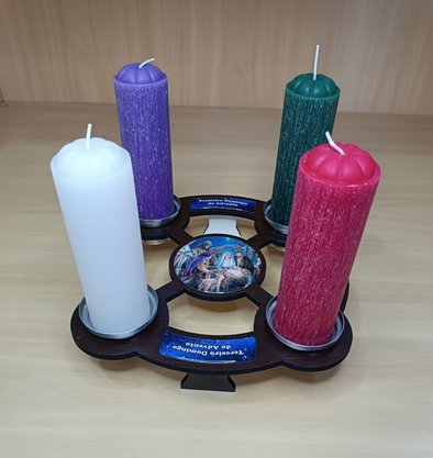 Coroa do Advento Média de Mesa - MDF - Presépio Resinado - Vela 5 x 18 -