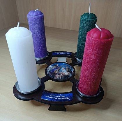 Coroa do Advento Média de Mesa - MDF - Presépio Resinado - Vela 5 x 18 -