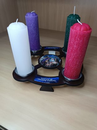 Coroa do Advento Média de Mesa - MDF - Presépio Resinado - Vela 5 x 18 -