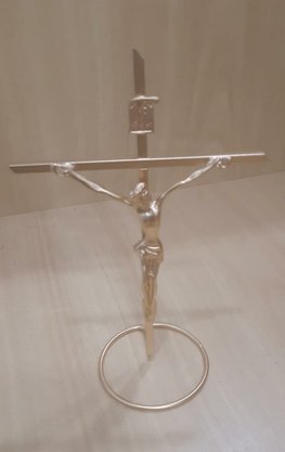 Crucifixo Metal na Base  19 x 13 cm - Barra Quadrada -