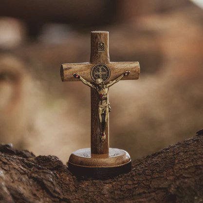 Crucifixo para Mesa - São Bento - 7 cm - Ouro Velho - (Foi por Você)
