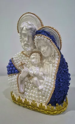 Imagem de Gesso Sagrada Família 20cm - Com Flor de Renda c/ strass e Pérola