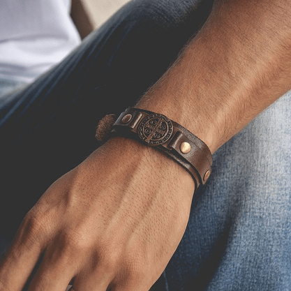 Pulseira em Couro Medalha de São Bento  -