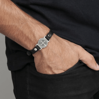 Pulseira em Couro Medalha de São Bento  - Preto -
