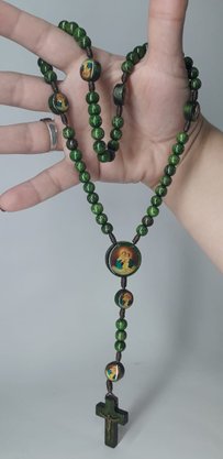 Terço Mãe Rainha no cordão com entremeio resinados -
