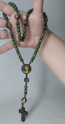 Terço Mãe Rainha no cordão com entremeio resinados -