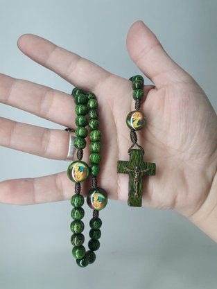 Terço Mãe Rainha no cordão com entremeio resinados -