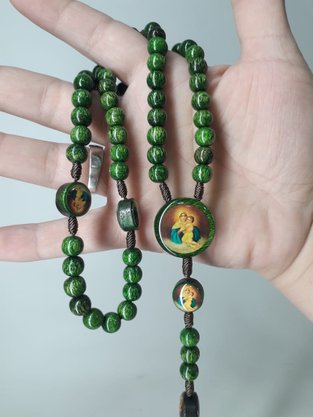 Terço Mãe Rainha no cordão com entremeio resinados -