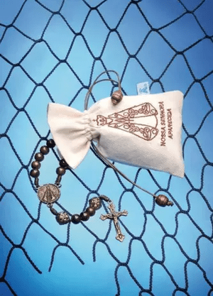 Terço Nossa Senhora Aparecida de Madeira no Cordão - Saquinho Bordado -