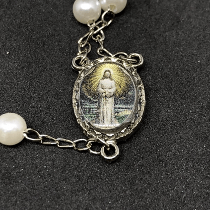 TERÇO PÉROLA NA CAIXINHA NOSSA SENHORA DAS LÁGRIMAS 6MM -