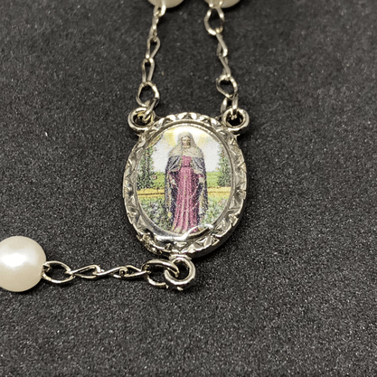 TERÇO PÉROLA NA CAIXINHA NOSSA SENHORA DAS LÁGRIMAS 6MM -