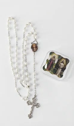 TERÇO PÉROLA NA CAIXINHA NOSSA SENHORA DAS LÁGRIMAS 6MM -