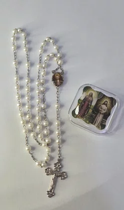 TERÇO PÉROLA NA CAIXINHA NOSSA SENHORA DAS LÁGRIMAS 6MM -