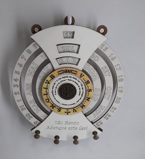 Calendário Permanente com Porta Chaves - Medalha de São Bento -