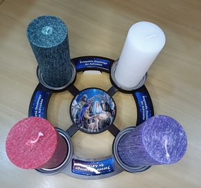 Coroa do Advento Grande de Mesa - MDF - Presépio Resinado - Vela 7 x 20 -