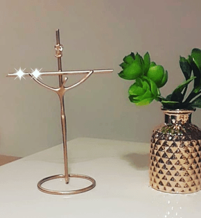 Crucifixo Metal na Base Estilizado 19 x 13 cm - Barra Redonda -