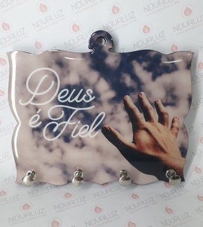 Porta Chaves 4 Pinos Resinado - Deus é Fiel - Mão -
